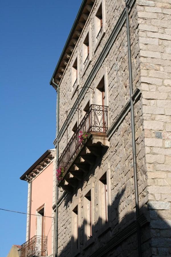 Guest House Le Gemelle Luras Dış mekan fotoğraf